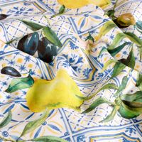95208-Baumwollstoff-Panama-Vorhangstoff-Zitronen-Oliven-weiss-gelb-blau-1-40m-Breite-01985-050-1.jpg Mediterraner Dekostoff aus Baumwolle mit Zitronenmotiv dekorativ drapiert