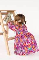 95209-Baumwollstoff-Popeline-Stoff-Giraffe-pink-bunt-1-45m-Breite-25656-013-7.jpg Kind trägt Kleid aus pinkem Baumwollstoff mit Giraffen, Blumen und Blättermuster