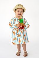Kind trägt Kleid aus Baumwollstoff mit Hummermotiv und blau-weißen Streifen