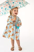 Kind im Hummerkleid hält einen transparenten Regenschirm mit bunten Punkten