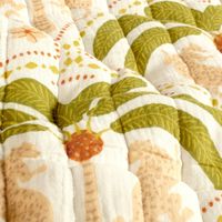 95212-Steppstoff-Musselin-Stoff-Wattierung-Doubleface-Abstrakt-Floral-fuchsia-1-30m-Breite-25279-051-1.jpg Detailaufnahme des wattierten Musselin-Steppstoffs mit grünen Palmen und Panthermotiv auf wollweißem Hintergrund