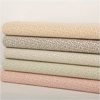 Baumwollstoff Popeline Stoff Allover Blümchen Serie Romantic Garden Altrosa Stapel mehrfarbiger Stoffe mit zartem Blumenmuster in Nahaufnahme, zeigt die verschiedenen Farbvarianten.