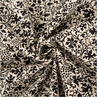 Baumwollstoff Popeline Stoff Allover Blätterranken Serie Romantic Garden Schwarz 1,40m Breite Detailaufnahme eines floralen Stoffmusters in Schwarz auf cremefarbenem Hintergrund, gerafft dargestellt.