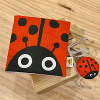 Fertig genähtes Stoffbuch The Bug Book mit Marienkäfer-Motiv für Kinder Fertig genähtes Stoffbuch The Bug Book mit Marienkäfer-Motiv für Kinder
