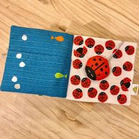 Kinderhände blättern im selbstgenähten Quiet Book The Bug Book Kinderhände blättern im selbstgenähten Quiet Book The Bug Book