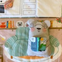 Babú liest im Wohnzimmer des Stoff-Puppenhauses aus dem Nähpanel Babús House Babú liest im Wohnzimmer des Stoff-Puppenhauses aus dem Nähpanel Babús House