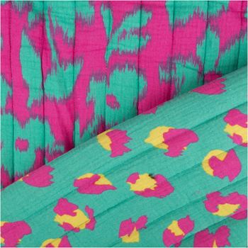 Steppstoff aus Doubleface-Musselin mit Leo-Muster in Pink und Grün sowie Blumenmuster auf der Rückseite, 1,30 m Breite.