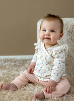 Baby mit Body aus Rippjersey Baumwolle Meterware Blumen Schmetterlinge wollweiß rosa