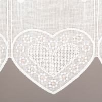 Herzmotivspitze mit filigranem Blumenmuster in Nahaufnahme, zeigt feine Details und Struktur.