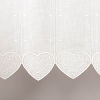 Weiße Gardine mit Herzmuster und Spitzenkante in Gesamtansicht.