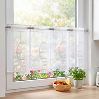 Scheibengardinen Meterware nähfrei Organza Stickerei abstrakt weiß beige grau 30cm Höhe Transparente Scheibengardine an Fenster mit floralem Hintergrund und leichter Wellenstruktur.