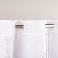 Scheibengardinen Meterware nähfrei Organza Stickerei abstrakt weiß beige grau 30cm Höhe Weisser Vorhangstoff unifarben an Gardinenstange, zeigt Saum und Durchsichtigkeit des Materials.