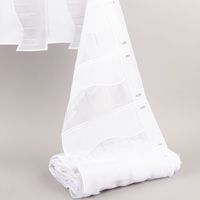 Scheibengardinen Meterware nähfrei Organza Stickerei abstrakt weiß beige grau 30cm Höhe Weisser Stoff mit modernem Streifenmuster, in sanften Falten drapiert, zeigt Lichtdurchlaessigkeit.