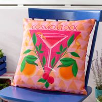 Outdoor Kissen Cosmo O Clock 1 Outdoor Kissen Cosmo O Clock mit Cocktail-Motiv in Pink auf blauem Gartenstuhl