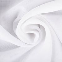 Gardinenstoff Stores Voile mit Bleiband Meterware einfarbig weiß transparent 3,0m Höhe Weisser Voile-Stoff geschwungen drapiert zeigt leichte Transparenz und Faltenwurf.