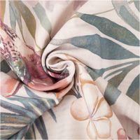 Detailaufnahme eines Stoffes mit Blumen- und Blattmotiv in sanften Farben, kunstvoll gedreht.