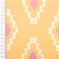 Gelber Stoff mit rosa geometrischem Muster, Gesamtansicht mit Meterstab links.