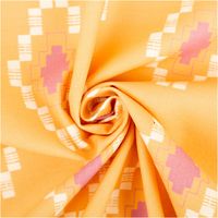 Detailaufnahme eines orangefarbenen Stoffs mit geometrischem Muster in Rosa und Weiss.