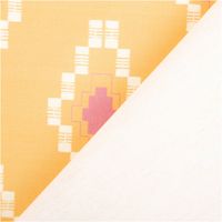 Detailaufnahme eines gelben Stoffmusters mit weißem geometrischem Design und rosa Akzent.