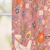 Vorhangstoff mit floralen Mustern und weissen Tauben auf rosa Hintergrund, Gesamtansicht des Designs.