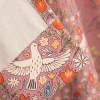 Nahaufnahme von rosa Stoff mit Vogel- und Blumenmuster, pastellige Farben.