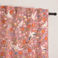 Vorhangstoff mit Tauben- und Blumenmuster auf rosa Hintergrund, zeigt harmonisches Faltenbild.