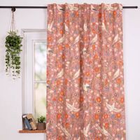 Vorhang mit floralem Vogelmotiv in Rosa und Orange, drapiert an einem Fenster mit Pflanzen und Buechern.