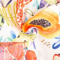 Outdoor Stoff Canvas Aurelia Blätter Früchte weiß bunt wasserabweisend von Swafing 1,40m Breite Detailaufnahme eines bunten Stoffs mit Fruchtmotiven in lebendigen Farben, gerafft dargestellt.
