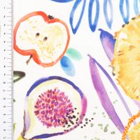Outdoor Stoff Canvas Aurelia Blätter Früchte weiß bunt wasserabweisend von Swafing 1,40m Breite Detailaufnahme von Stoff mit buntem Fruchtmotiv und Meterstab an der Seite.