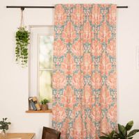 Vorhang Baumwolle Blumenornamente rosa petrol mit Smok-Schlaufenband Vorhang mit floralem Muster in Rosa und Blau, haengend vor einem Fenster, zeigt modernen Fall.