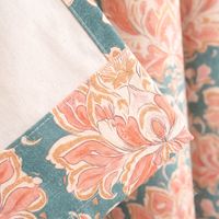Vorhang Baumwolle Blumenornamente rosa petrol mit Smok-Schlaufenband Nahaufnahme von Vorhangsaum mit floralem Muster in Rosa und Türkis auf beige Hintergrund.
