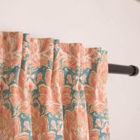 Vorhang Baumwolle Blumenornamente rosa petrol mit Smok-Schlaufenband Stoffvorhang mit floralen Mustern in Rosa und Blau, elegant fallend auf schwarzer Stange.