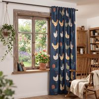Vorhang Baumwolle Hühner dunkelblau bunt Landhaus mit Smok-Schlaufenband 245x130cm (HxB) oder Wunschmaß Hängevorgang mit Hahnmuster in Küche, zeigt natürlichen Faltenwurf vor Fenster mit Blumen.