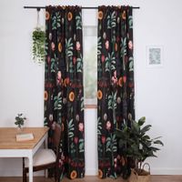 Vorhang Baumwolle Blumen Palmenblätter schwarz bunt mit Smok-Schlaufenband 245x130cm Vorhang mit floralem Muster in dunklen Farben, zeigt natürlichen Fall und Musterwirkung im Raum.