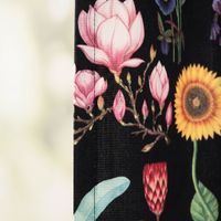 Vorhang Baumwolle Blumen Palmenblätter schwarz bunt mit Smok-Schlaufenband 245x130cm Nahaufnahme eines Stoffmusters mit pinken Magnolien und Sonnenblume auf schwarzem Hintergrund.