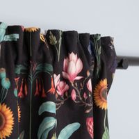 Vorhang Baumwolle Blumen Palmenblätter schwarz bunt mit Smok-Schlaufenband 245x130cm Bunter Stoffvorhang mit floralem Design auf schwarzem Hintergrund, zeigt Faltenwurf und kräftige Farben.