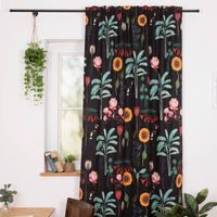 Vorhang Baumwolle Blumen Palmenblätter schwarz bunt mit Smok-Schlaufenband 245x130cm Vorhang mit tropischem Blumenmuster in intensiven Farben, haengend vor Fenster mit Pflanzen im Hintergrund.