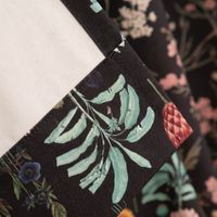 Vorhang Baumwolle Blumen Palmenblätter schwarz bunt mit Smok-Schlaufenband 245x130cm Nahaufnahme eines Stoffes mit floralen Motiven in Gruen und Rot auf schwarzem Hintergrund.