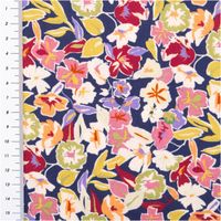 Viskose Stoff Webware Julia kleine Blumen bunt nachtblau von Swafing Baumwollstoff mit buntem Blumenmuster auf dunkelblauem Hintergrund, mit Meterstab sichtbar.