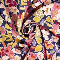 Viskose Stoff Webware Julia kleine Blumen bunt nachtblau von Swafing Detailaufnahme eines Stoffes in Blumenmuster mit lebendigen Farben und kunstvollem Faltenwurf.