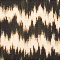 Nahaufnahme der Ikat-ähnlichen Musterung in Braun und Creme auf einem Baumwollstoff.