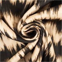 Detailaufnahme des gerafften Stoffmusters in Schwarz-Beige mit sanften Linien.