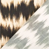 Detailaufnahme zweier Stoffmuster in Schwarz-Beige und Grau-Weiss, diagonal angeordnet.
