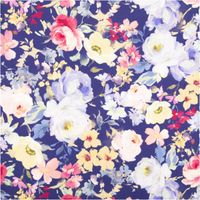Viskose Stoff Webware Malis Blumen flieder gelb dunkelblau von Swafing 1,40m Breite Detailaufnahme des Blütenstoffes mit buntem Blumendruck in Pastelltönen auf dunkelblauem Hintergrund.