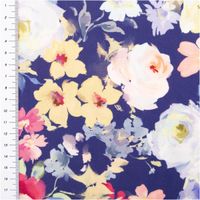 Viskose Stoff Webware Malis Blumen flieder gelb dunkelblau von Swafing 1,40m Breite Nahaufnahme des bunten Blumenmusters auf dunklem Hintergrund mit Meterstab links im Bild.
