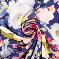 Viskose Stoff Webware Malis Blumen flieder gelb dunkelblau von Swafing 1,40m Breite Farbenfroher Stoff in Spiralform, zeigt Blumenmuster in Pastell- und Blautoenen, Detailaufnahme.
