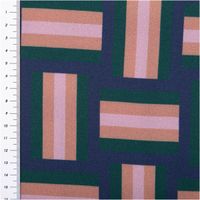 Geometrisches Stoffmuster in Blau, Rosa und Braun mit Meterstab zur Groessenbestimmung.