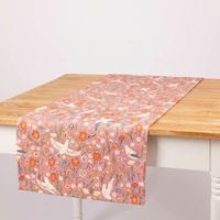 Tischläufer aus Baumwolle mit Blumen und Tauben rosa bunt 40x160cm von SCHÖNER LEBEN. Langer Tischläufer mit floralem Muster und Vogelmotiven in Rosa und Orange auf Holztisch.