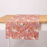 Tischläufer aus Baumwolle mit Blumen und Tauben rosa bunt 40x160cm von SCHÖNER LEBEN. Tischlaufer mit buntem Vogel- und Blumenmuster in Rosa auf hellem Tisch arrangiert.
