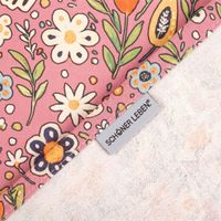 Tischläufer aus Baumwolle mit Blumen und Tauben rosa bunt 40x160cm von SCHÖNER LEBEN. Blumenmuster auf rosa Stoff, Detailaufnahme mit sichtbarer Nahtkante und kleiner Stoffbeschriftung.